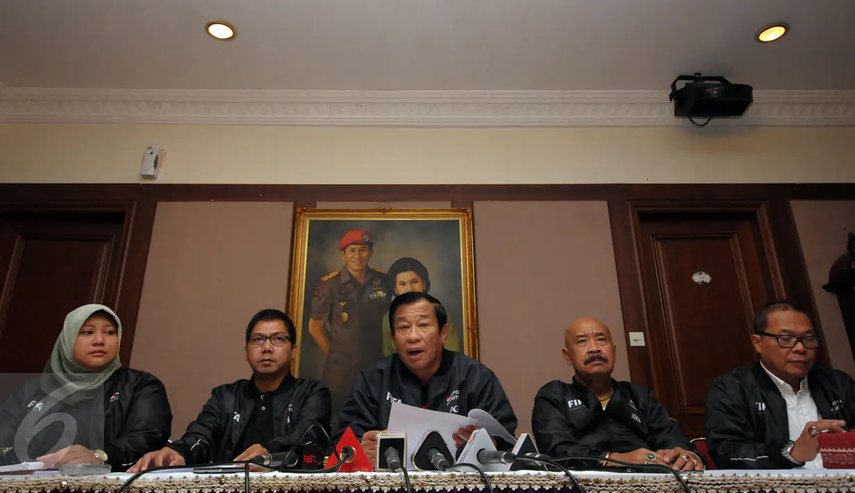 Ketua Ad-Hoc Reformasi PSSI, Agum Gumelar (tengah) membacakan pernyataan sikap terkait belum tuntasnya kisruh persepakbolaan Indonesia, Jakarta, Kamis (4/2/2016). Agum berharap keterpurukan sepak bola Indonesia disudahi. (Liputan6.com/Helmi Fithriansyah)