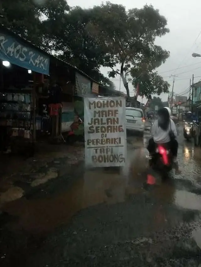 6 Tulisan di Jalan Berlubang Ini Nyeleneh Banget, Kocak