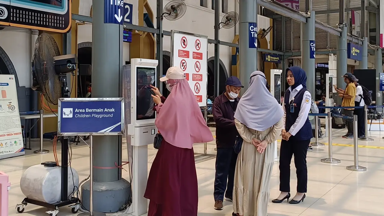 Suasana di Stasiun Pasar Senen, Jakarta yang sudah mulai dipenuhi dengan para pemudik yang hendak berlebaran di kampung halaman.