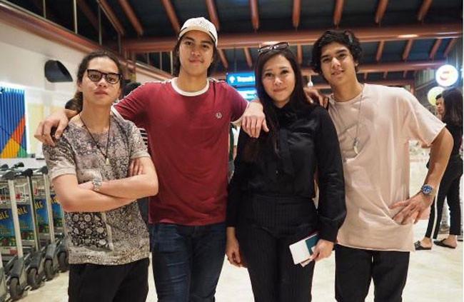 Berikut gaya El Rumi saat berangkat ke London meninggalkan tanah air untuk menuntut ilmu. (Foto: instagram/elelrumi)