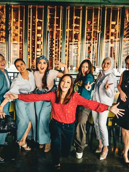 "Sampai jkt langsung lunch sugar mama," tulis ashanty_ash sebagai keterangan tiga foto yang dibagikan pada 29 Mei. [Instagram/ashanty_ash]