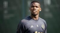 Gelandang Manchester United, Paul Pogba, saat sesi latihan jelang laga Liga Champions di Manchester, Selasa (9/4). Manchester United akan berhadapan dengan Barcelona. (AP/Ian Hodgson)