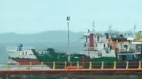 Kapal-kapal tugboat penarik tongkang pengangkut batu bara hanya bisa buang jangkar di perairan Tarakan. 