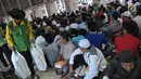  Petugas membagikan takjil jelang berbuka puasa pada hari kedua bulan Ramadan di Masjid Istiqlal, Jakarta, Minggu (28/5). Panitia masjid juga menyiapkan 3000 kotak makanan pada hari Senin - Kamis.(Liputan6.com/Helmi Afandi) 