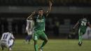 Bek PSMS, Wanda Syahputra, merayakan gol yang dicetak Dimas Drajad ke gawang PSIS pada laga semifinal Liga 2 2017 di Stadion GBLA, Bandung, Sabtu (25/11/2017). PSMS menang 2-0 atas PSIS. (Bola.com/Vitalis Yogi Trisna)