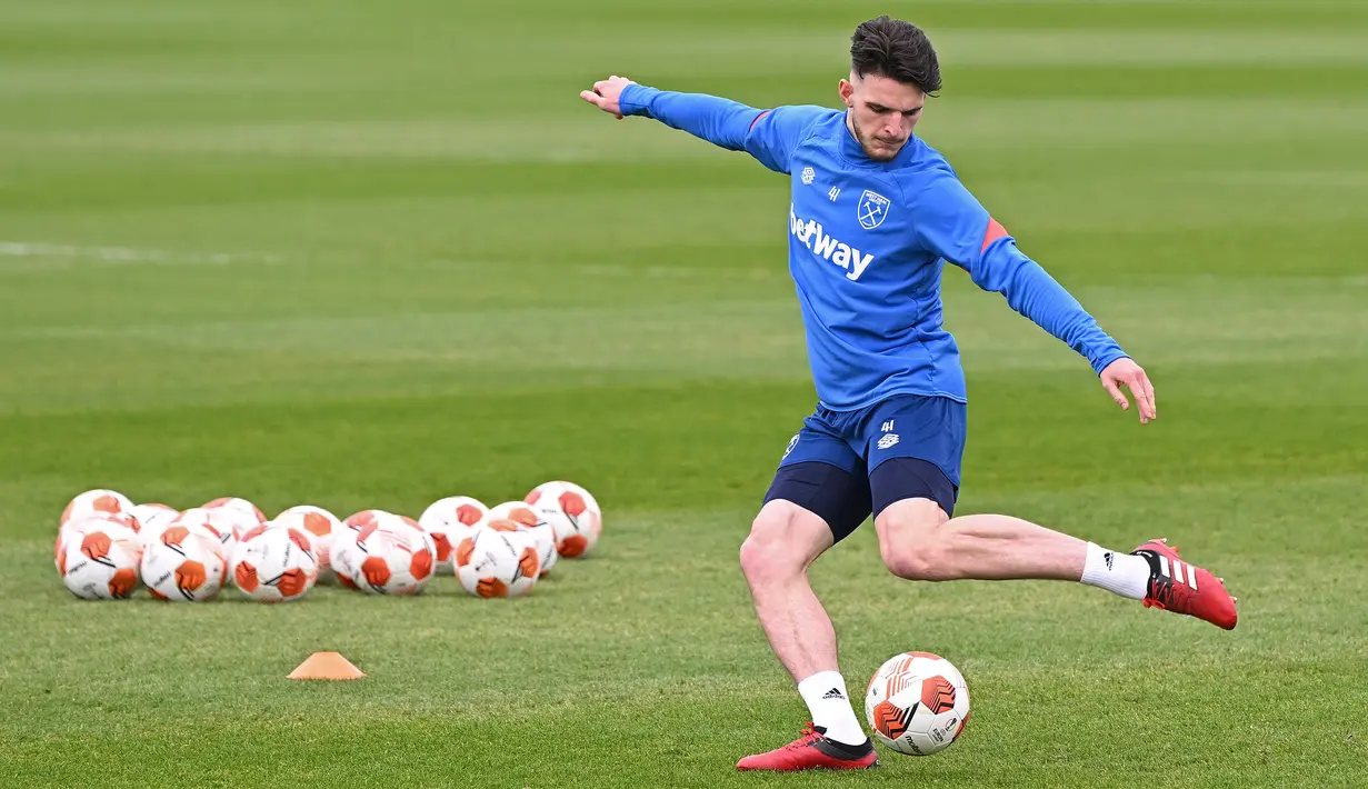 Gelandang West Ham United Declan Rice menghadiri sesi latihan di tempat latihan West Ham United di London timur, Rabu (13/4/2022). West Ham akan bertandang ke markas Lyon pada leg kedua perempat final Liga Europa di Stadion Groupama, Jumat 15 April pukul 02.00 WIB. (JUSTIN TALLIS / AFP)