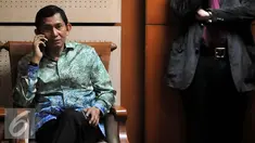  Dirut Utama PT Freeport Maroef Sjamsoeddin berbicara di handphone sebelum sidang sebagai saksi di MKD DPR RI, Jakarta, Kamis (12/3). Maroef  bersaksi terkait kasus dugaan pelanggaran etik yang dilakukan ketua DPR Setya Novanto. (Liputan6.com/Johan Tallo)