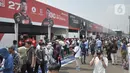 Ratusan penggemar yang juga penonton ajang Formula E Jakarta menyerbu paddock untuk bertemu idola mereka sebelum berlangsungnya seri 10 GulaVit Jakarta E-Prix 2023. (merdeka.com/Iqbal S. Nugroho)