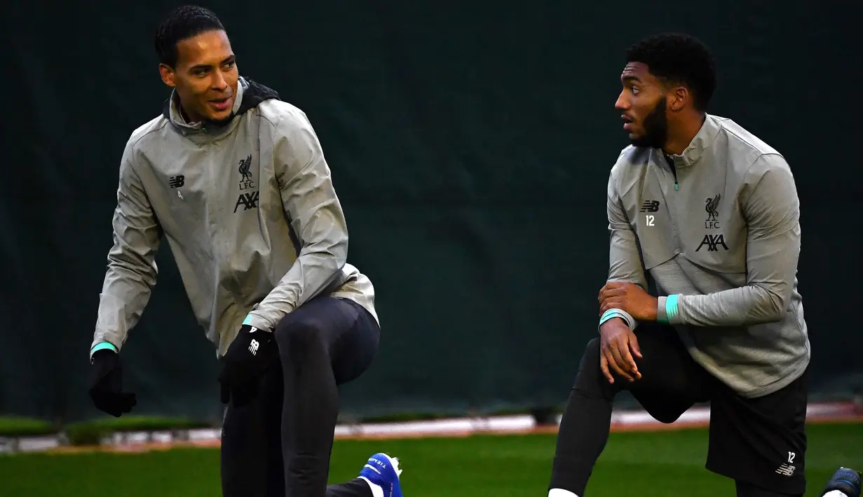 Bek Liverpool Virgil van Dijk (kiri) dan Joe Gomez melakukan pemanasan saat latihan di Melwood di Liverpool, Inggris (4/11/2019). Liverpool akan bertanding melawan wakil Belgia, KRC Genk pada lanjutan grup E Liga Champions di stadion Anfield. (AFP Photo/Paul Ellis)