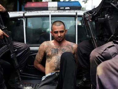 Pemimpin geng Gustavo de Jesus Vasquez Nerio alias "El Tigre" saat berada dimobil polisi setelah penangkapannya di Colon, El Salvador 30 Mei 2016. (REUTERS/Jose Cabezas)