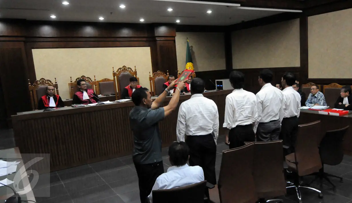 Para saksi diambil sumpah saat mengikuti sidang lanjutan dengan terdakwa Jero Wacik di Pengadilan Tipikor, Jakarta, Senin (16/11/2015). Pemred Indopos, Mohammad Noer Sadono alias Don Kardono mangkir dalam sidang tersebut. (Liputan6.com/Helmi Afandi)