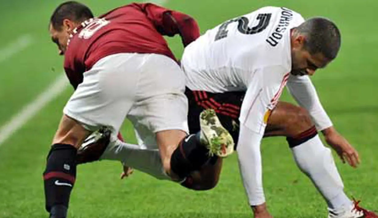 Duel antara gelandang Sparta Praha Marek Matejovsky (kiri) dan full-back Liverpool Glen Johnson di leg pertama babak 32 besar Europa League yang berlangsung di Generali Arena, Praha, 17 Februari 2011. Skor 0-0. AFP PHOTO / JOE KLAMAR 
