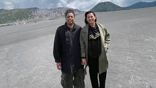 6 Potret Indah Permatasari dan Arie Kriting Ke Bromo, Syuting Film Kejar Mimpi, Gaspol!