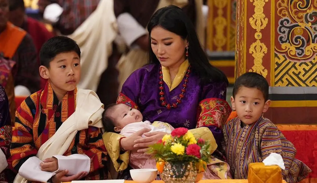 Kerajaan Bhutan baru saja merayakan upacara pemberian nama untuk anak ketiga Raja dan Ratu. Saat acara tersebut, Ratu Jetsun Pema tampil dengan busana tradisional Bhutan warna ungu. [@queenjetsunpema]