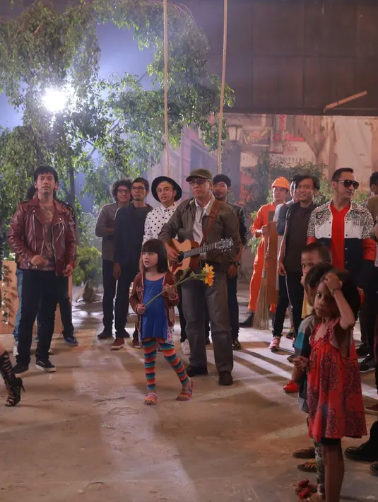 Dalam syuting video klip ‘Kemesraan’ ini para musisi beserta model yang mengisinya tampil casual dan tampak senyaman mungkin. Terlihat canda dan tawa mewarnai hari itu meski cuaca kurang mendukung. (Galih W. Satria/Bintang.com)