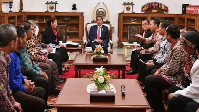 Presiden Joko (Jokowi) didampingi oleh Menteri Kelautan dan Perikanan Susi Pudjiastuti menerima Aliansi Nelayan Indonesia di Istana Merdeka, Rabu 17 Januari 2018.