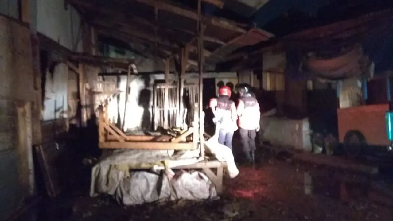 Dalam keadaan gelap gulita, nampak dua petugas pemadam kebakaran Garut, terus melakukan pemadalam titik api di Blok F, Pasar Induk Garut pascakebaran