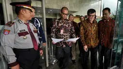  Menteri Hukum dan Hak Asasi Manusia Yasonna Hamongan Laoly bersama Sekretaris Kabinet Andi Widjajanto saat keluar dari Gedung KPK, Jakarta, Kamis (18/12/2014). (Liputan6.com/Miftahul Hayat)