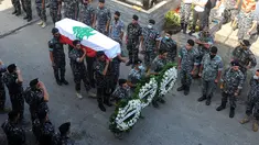 Sejumlah orang membawa peti mati petugas pemadam kebakaran Joe Noon yang tewas dalam ledakan di Beirut, Lebanon, Rabu (12/8/2020). Pelaksana tugas Menteri Kesehatan Lebanon Hamad Hassan pada 11 Agustus 2020 mengumumkan korban tewas akibat ledakan itu telah mencapai 171 orang. (Xinhua/Bilal Jawich)