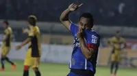 Pemain Persib, Atep merayakan gol ke gawang Mitra Kukar pada laga leg kedua semi final Piala Presiden di Stadion Si Jalak Harupat, Bandung, Sabtu (10/10/2015). (Bola.com/Vitalis Yogi Trisna)