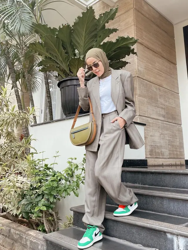 FOTO: Gaya Hijab Olla Ramlan saat Pakai Blazer, Elegan