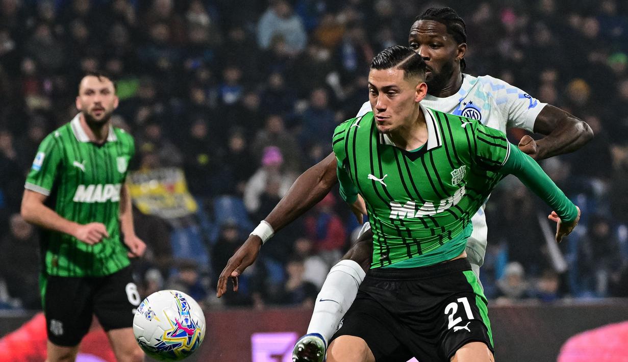 Pemain Sassuolo, Jay Idzes (depan) berebut bola dengan pemain Inter Milan, Marcus Thuram dalam laga lanjutan Liga Italia 2025/2026 di Mapei Stadium, Minggu (08/02/2026) waktu setempat. (AFP/Piero Cruciatti)