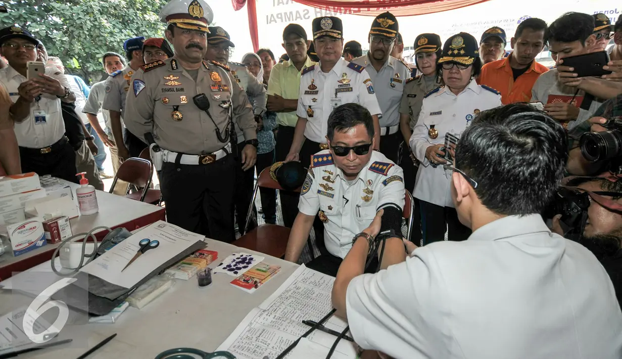 Menteri Perhubungan, Ignasius Jonan saat meninjau posko pemeriksaan kesehatan untuk para pengemudi bus, Jakarta, Jumat (24/6). Menhub Ignasius Jonan tinjau kesiapan Terminal Kampung Rambutan jelang arus mudik. (Liputan6.com/Yoppy Renato)
