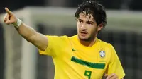 Selebrasi striker Timnas Brasil Alexandre Pato usai menjebol gawang Ekuador pada partai ketiga Grup B Copa America di Cordoba, 13 Juli 2011. AFP PHOTO/ANTONIO SCORZA