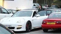 Falcao kedapatan jalan-jalan mengunakan Porsche Panamera saat jeda internasional.