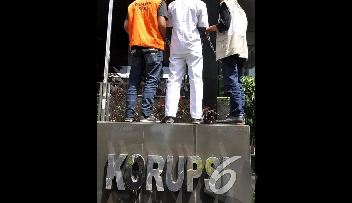 Pengunjuk rasa menuntut agar KPK secepatnya menangkap para penyuap mantan Ketua Mahkamah Konstitusi Akil Mochtar, Gedung KPK, Jakarta, Rabu (17/12/2014). (Liputan6.com/Miftahul Hayat)