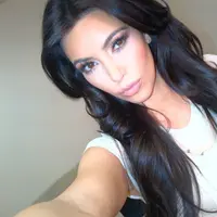 Inspirasi Selfie Kim Kardashian untuk Segala Suasana | via: attualita.cinquequotidiano.it