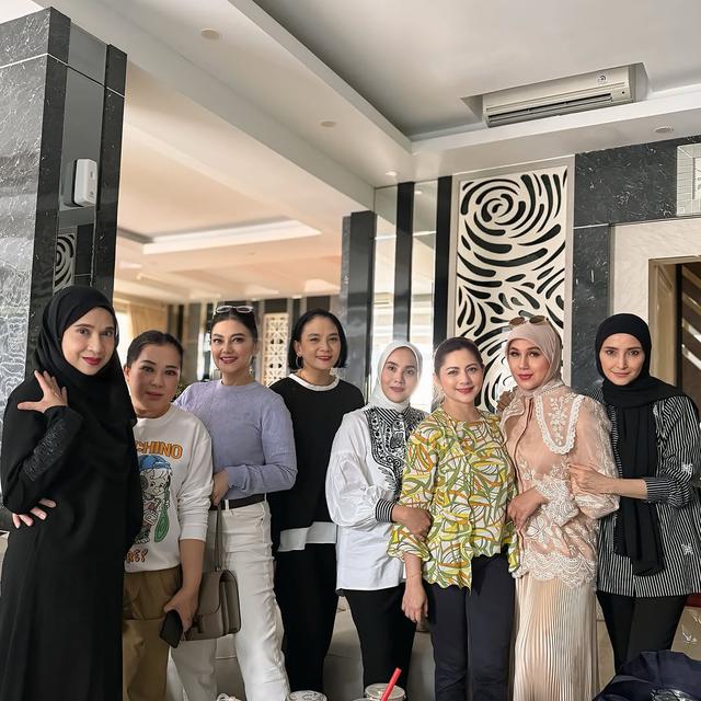 6 Potret Arisan Geng Artis 90an 'HotHits', Reuni Sekaligus Silaturahmi Jelang Ramadan