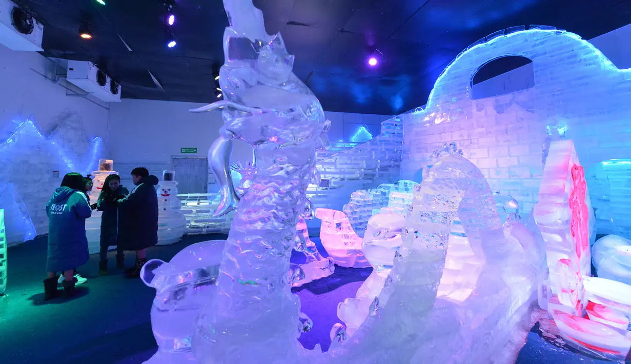 Para wisatawan mengunjungi Frost Magical Ice of Siam di Provinsi Chon Buri, Thailand, pada 1 Desember 2020. Suhu di Frost Magical Ice of Siam, yang mencakup area seluas 30.000 meter persegi, dijaga pada angka minus 10 derajat Celsius. (Xinhua/Rachen Sageamsak)