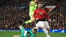 Kiper Man United, De Gea melakukan penyelamatan pada leg 1, babak perempat final Liga Champions yang berlangsung di Stadion Old Trafford, Manchester. Kamis (11/4). Barcelona menang 1-0 atas Man United. (AFP/Oli Scarff)