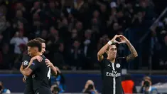 Pemain depan PSG, Angel Di Maria (kanan) berselebrasi usai mencetak gol ke gawang Napoli selama pertandingan Grup C Liga Champions di stadion Parc des Princes di Paris, (24/10). PSG bermain imbang 2-2 atas Napoli. (AP Photo / Thibault Camus)