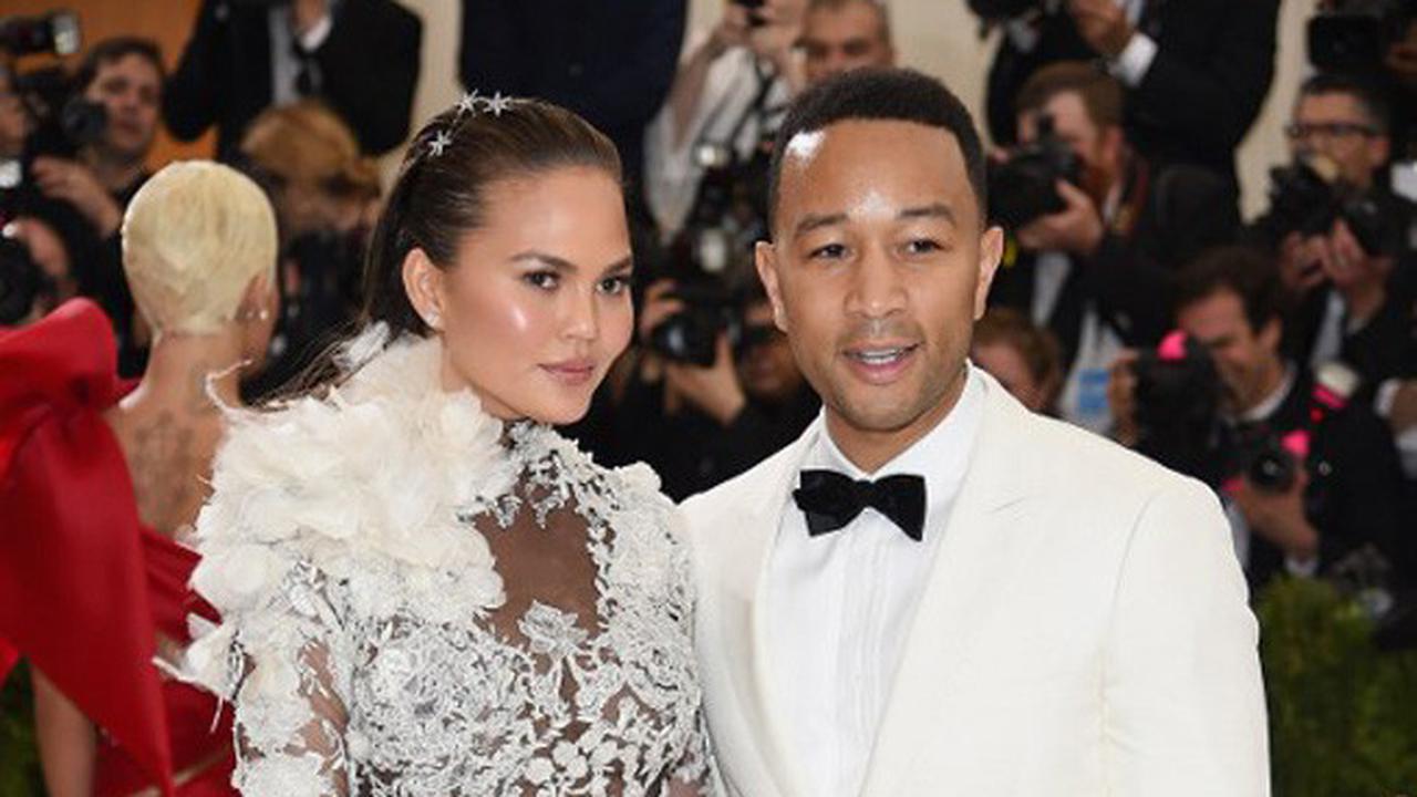 [Bintang] Chrissy Teigen dan John Legend