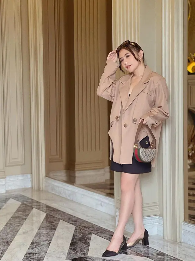 Jadi Dosen Praktisi, Ini 7 Potret Prilly Latuconsina dengan Busana Semi Formal