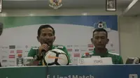 Pelatih PSMS, Djadjang Nurdjaman (kiri) saat jumpa pers laga Liga 1 2018. (Liputan6.com/Reza Efendi)