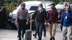 Bupati Meranti Muhammad Adil tiba di Gedung KPK, Jakarta, Jumat (7/4/2023). Muhammad Adil terlihat membawa koper besar. (Liputan6.com/Angga Yuniar)