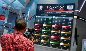 Seorang juru kamera merekam layar yang menampilkan Indeks Harga Saham Gabungan (IHSG), yang anjlok signifikan selama pembukaan pasar, di gedung Bursa Efek Indonesia di Jakarta pada Rabu 13 Mei 2026. (BAY ISMOYO/AFP)