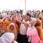 Cawako Palembang Mularis Djahri dan istrinya berfoto bersama warga Palembang (dok.istimewa / Nefri Inge)