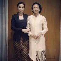 Sara Wijayanto tampil dengan kebaya kutu baru hitam dipadukan kain lilit batik saat acara menjelang pernikahan sang adik, Adinia yang mengenakan kebaya panjang pink. @adiniawrst