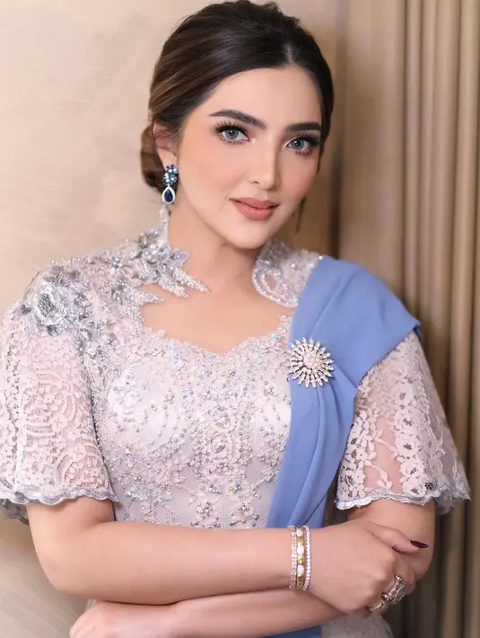 Di momen Lamaran, Ashanty kompak mengenakan kebaya modern bernuansa biru muda dengan payet, selendang, dan rok batik yang serasi. [Foto: Instagram/ashanty_ash]