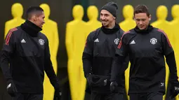 Pemain Manchester United, Chris Smailing bercanda dengan Zlatan Ibrahimovic saat berlatih di kompleks latihan dekat Carrington, Manchester, Selasa (21/11/2017). MU akan melawan Basel pada lanjutan Liga Champions. (AFP/Paul Ellis)