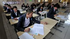 Suasana Ujian Sekolah Berbasis Komputer (USBK) Paket C di Gedung SDN 03 Sumur Batu, Kemayoran, Jakarta, Kamis (21/3). USBK Paket C di Kecamatan Kemayoran diikuti oleh 359 peserta. (merdeka.com/Iqbal Nugroho)