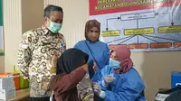 Kadisdik Kota Depok, Mohammad Thamrin meninjau pelaksanaan vaksinasi Covid-19 di kantor Kecamatan Bojongsari, Kota Depok. (Liputan6.com/Dicky Agung Prihanto)