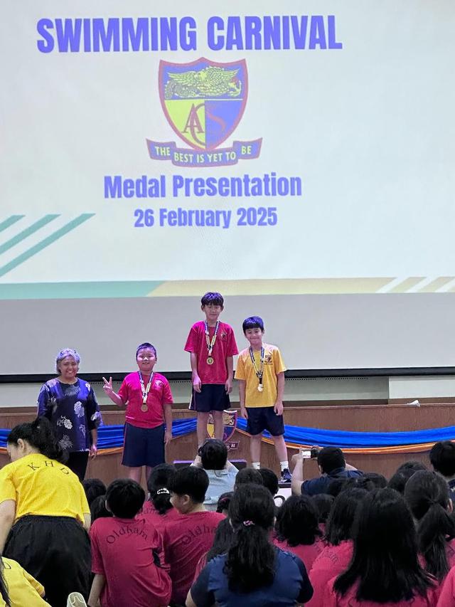 Potret Rafathar Sukses Raih Medali Emas saat Lomba Renang. (instagram/raffinagita1717/rieta_amilia)