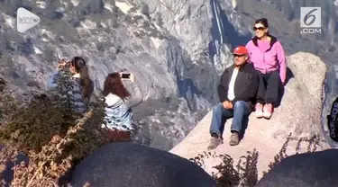 Sepasang suami dan istri asal India  yang bernama Vishnu Viswanath (29) dan Meenakshi Moorthy (30) yang jatuh di Taman Nasional Yosemite di Amerika Serikat. Diduga terjatuh saat ingin mengambil foto selfie dari ketinggian sekitar 245 meter.