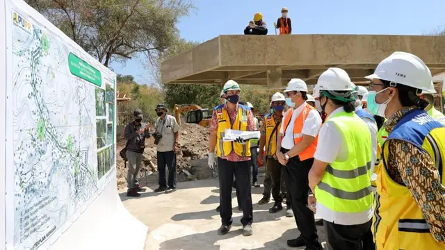 Menteri Koordinator Bidang Kemaritiman dan Investasi  Luhut Binsar Pandjaitan saat berkunjung ke Kawasan Puncak Waringin di Labuan Bajo, Jumat (11/9/2020).