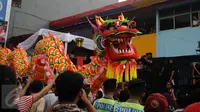 Parade tarian naga mewarnai perayaan Cap Go Meh dan Pesta Rakyat Bogor 2016, Senin (22/2/2016). Pesta Rakyat Bogor 2016 bersamaan dengan perayaan Cap Go Meh di Kota Bogor.  (Liputan6.com/Helmi Fithriansyah)